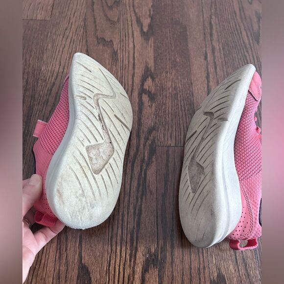 Bundle Under Armour and Nike Kids Shoes - Pink and White Size 1 - Picture 4 of 10